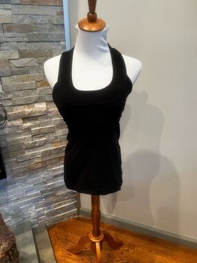 Lululemon tank with built in shelf bra tags are removed but fits like a size 6-8